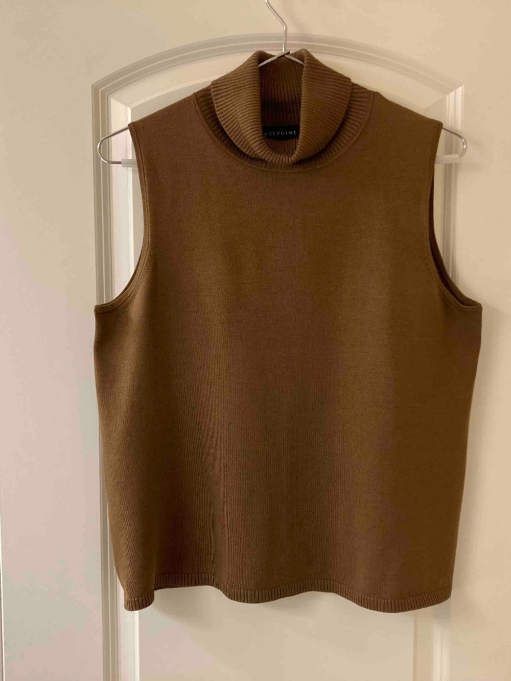 Brown turtleneck sleeveless shell size L